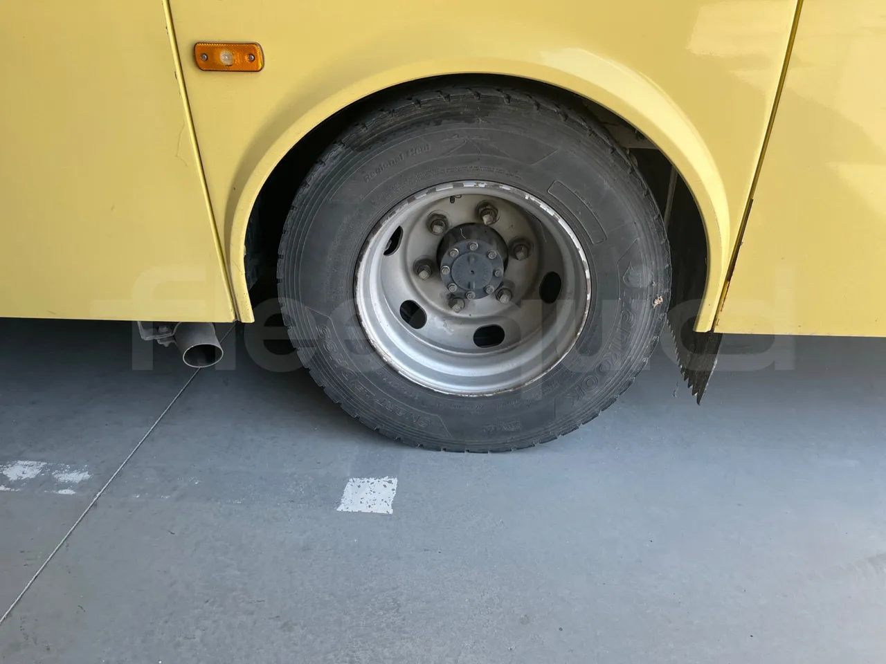 ISUZU Turquoise/Sb QBUS31-M51/Euro 5 - 140 Kw - 7,720 Mt - rear left tire photo