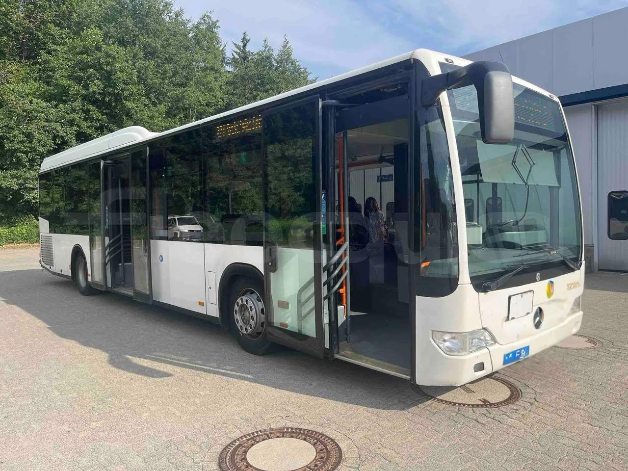 Mercedes-Benz Citaro - 3/4 Front Right Side Doors Open