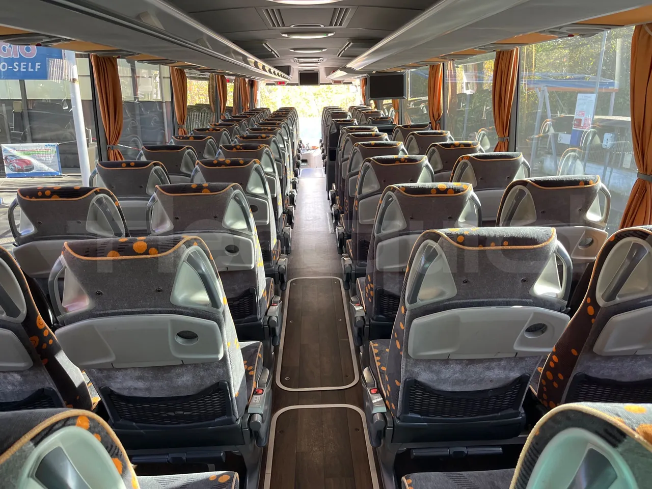 Mercedes-Benz Tourismo 632 02 - EUR5 - 315kW - 12.960m - 11967cc - forward view middle aisle