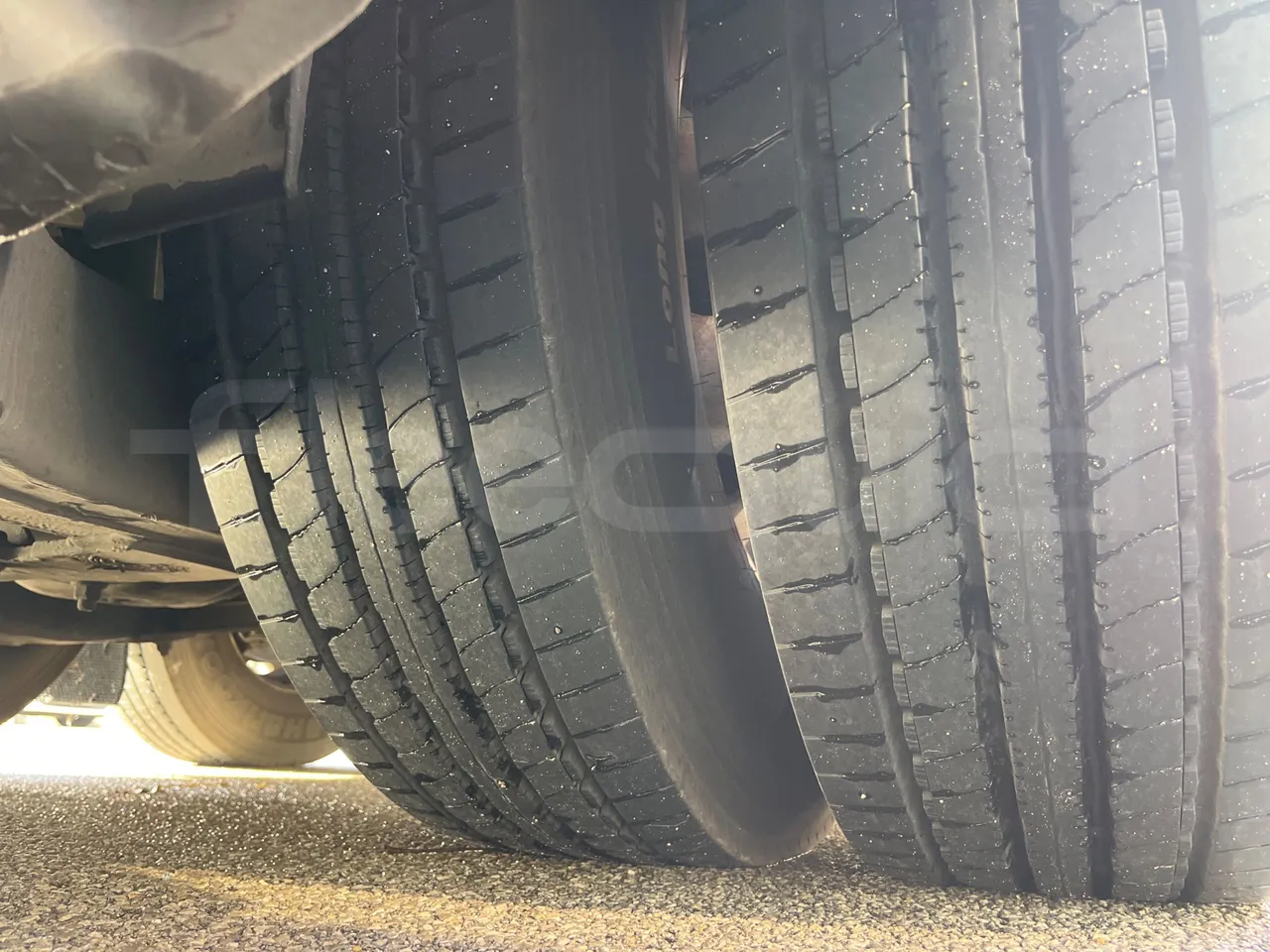 Mercedes-Benz Tourismo 632 02 - EUR5 - 315kW - 12.960m - 11967cc - tread condition second axle tires left