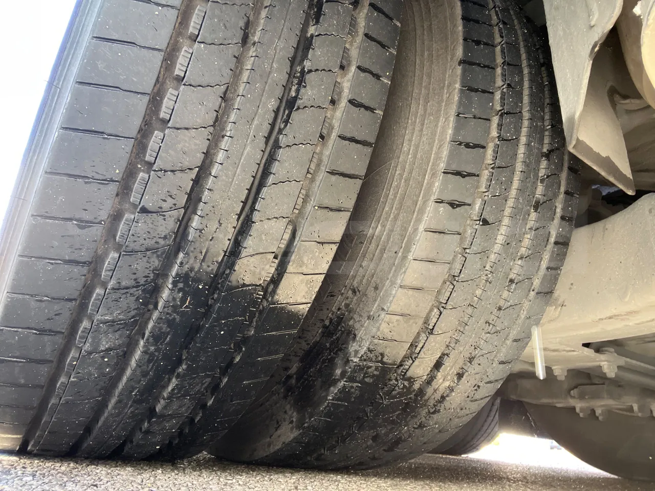 Mercedes-Benz Tourismo 632 02 - EUR5 - 315kW - 12.960m - 11967cc - tread condition third axle tires left