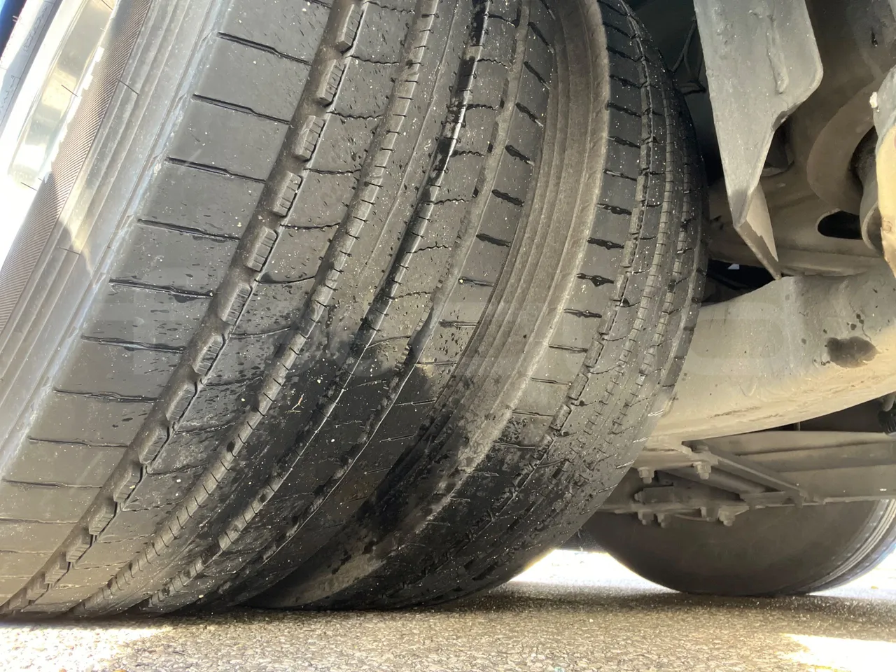 Mercedes-Benz Tourismo 632 02 - EUR5 - 315kW - 12.960m - 11967cc - tread condition third axle tires right