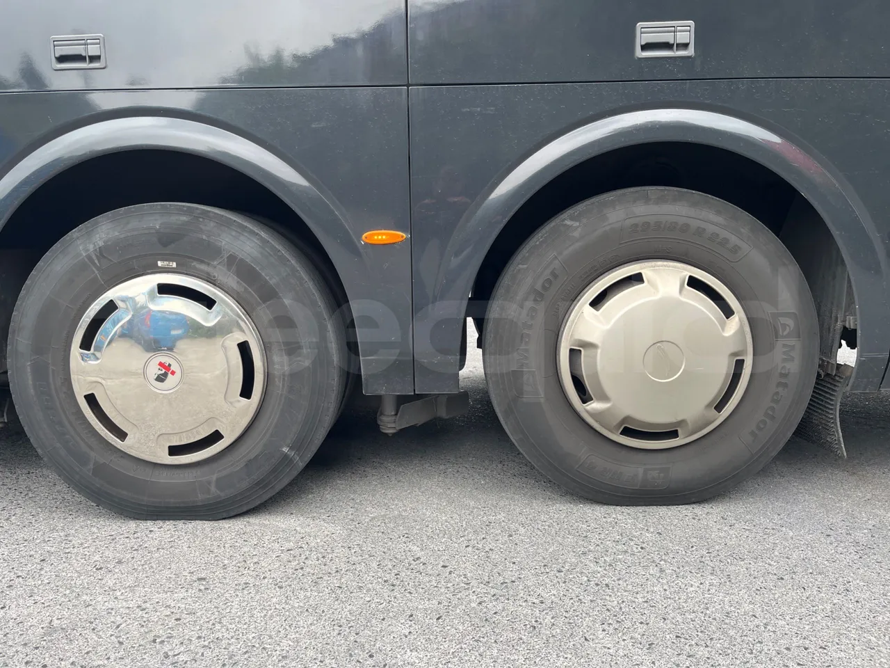 Irizar i6 15.37 - EUR6 - 331kW - 14.980m - tread condition front tires left