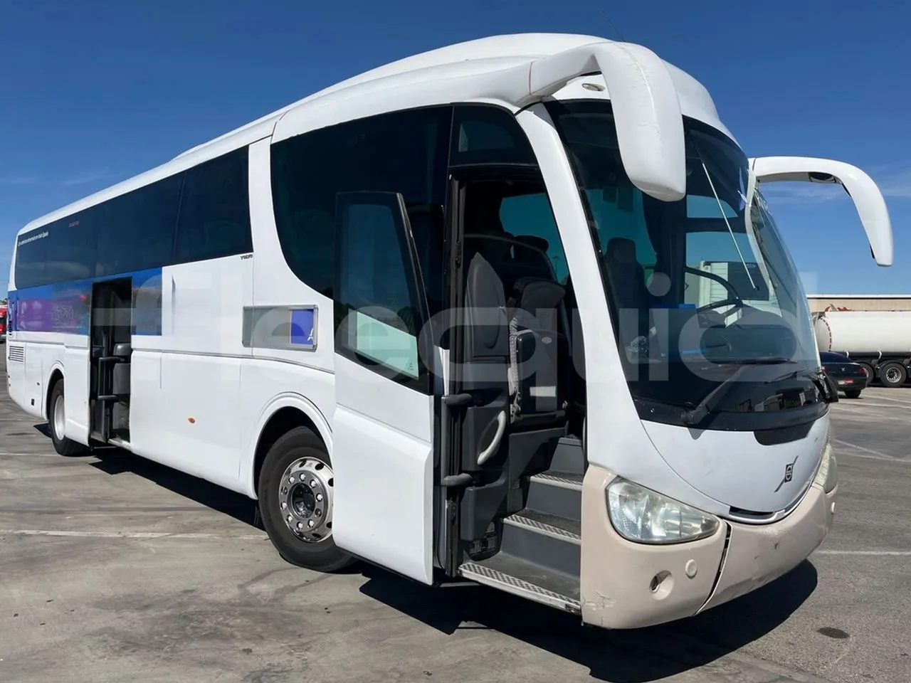 Volvo B12BER 4x2- EUR4 - 309kW -12.2m - 3/4 right front doors open
