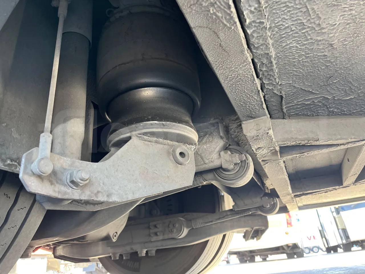 Volvo B12BER 4x2- EUR4 - 309kW -12.2m - axel 3 discs right