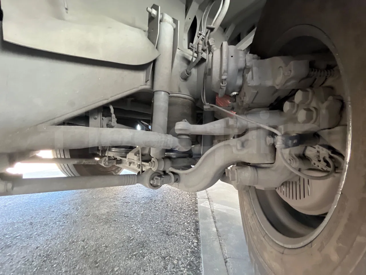 Volvo B12BER 4x2- EUR4 - 309kW -12.2m - front shock absorbers left