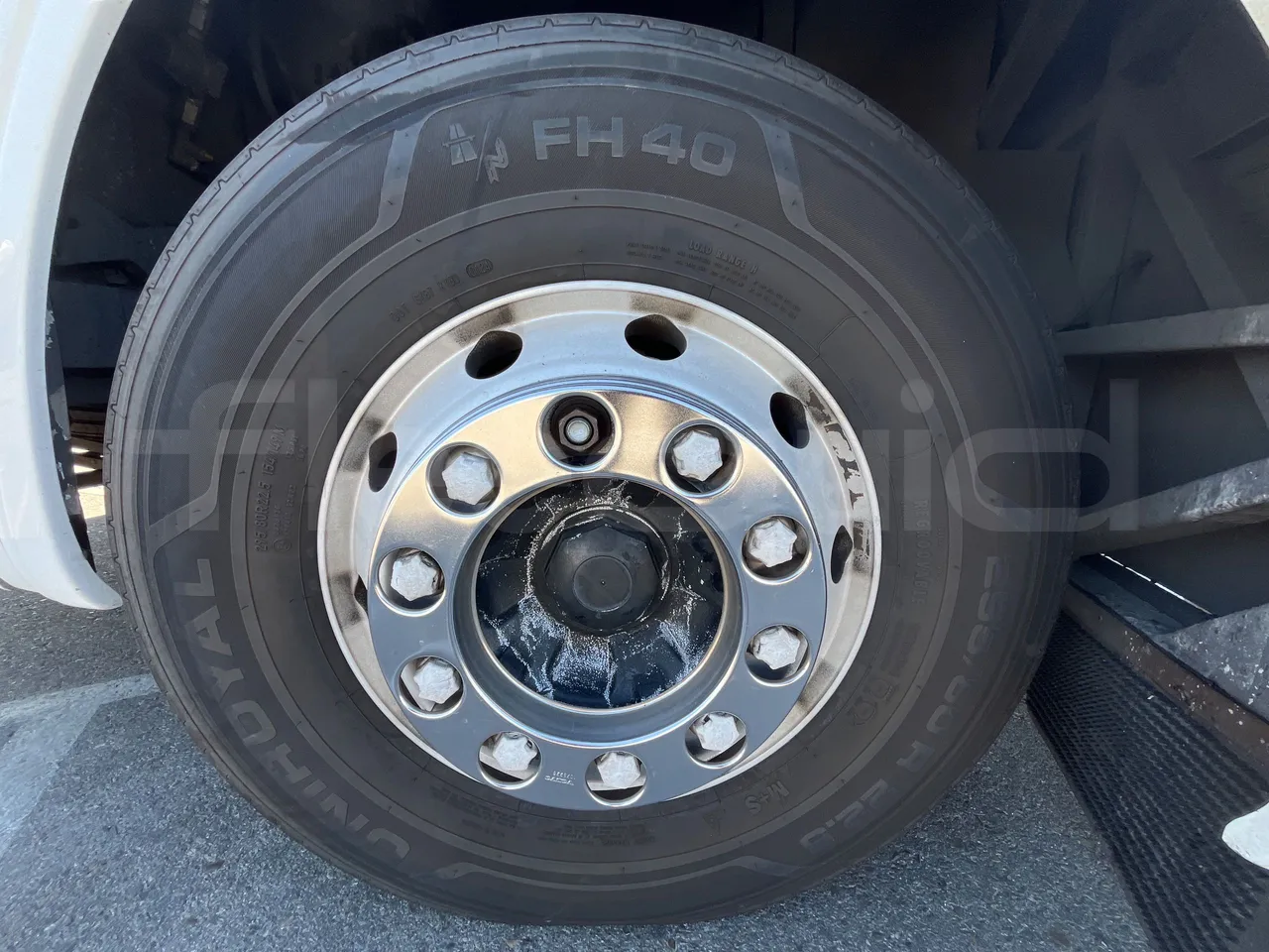 Volvo B12BER 4x2- EUR4 - 309kW -12.2m - front left tire measurements