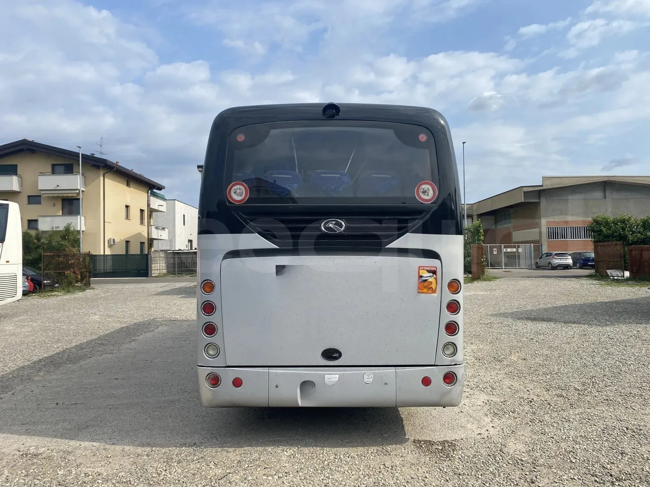 King Long XMQ6900 - rear hatch closed