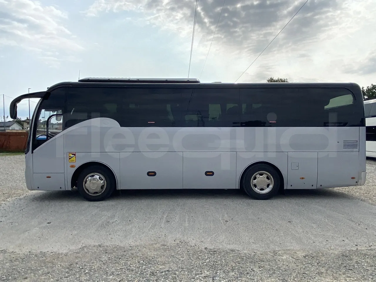 King Long XMQ6900 - right side doors open