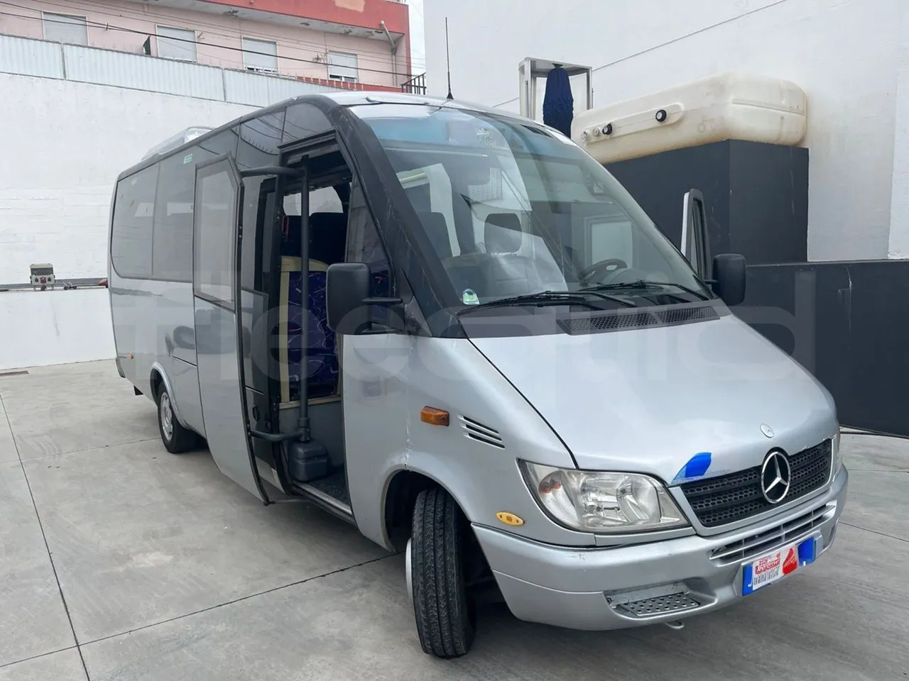 Mercedes-Benz Sprinter 416CD  - Euro3 - 115kW - 6.985mt - 3/4 right front doors open