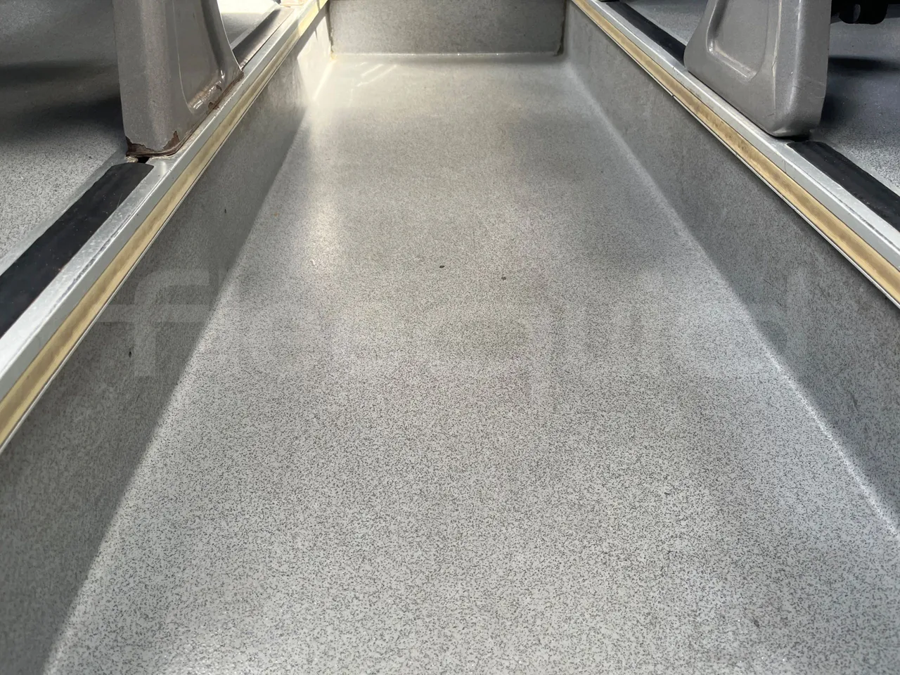 Mercedes-Benz Sprinter 416CD  - Euro3 - 115kW - 6.985mt - seat brackets photo