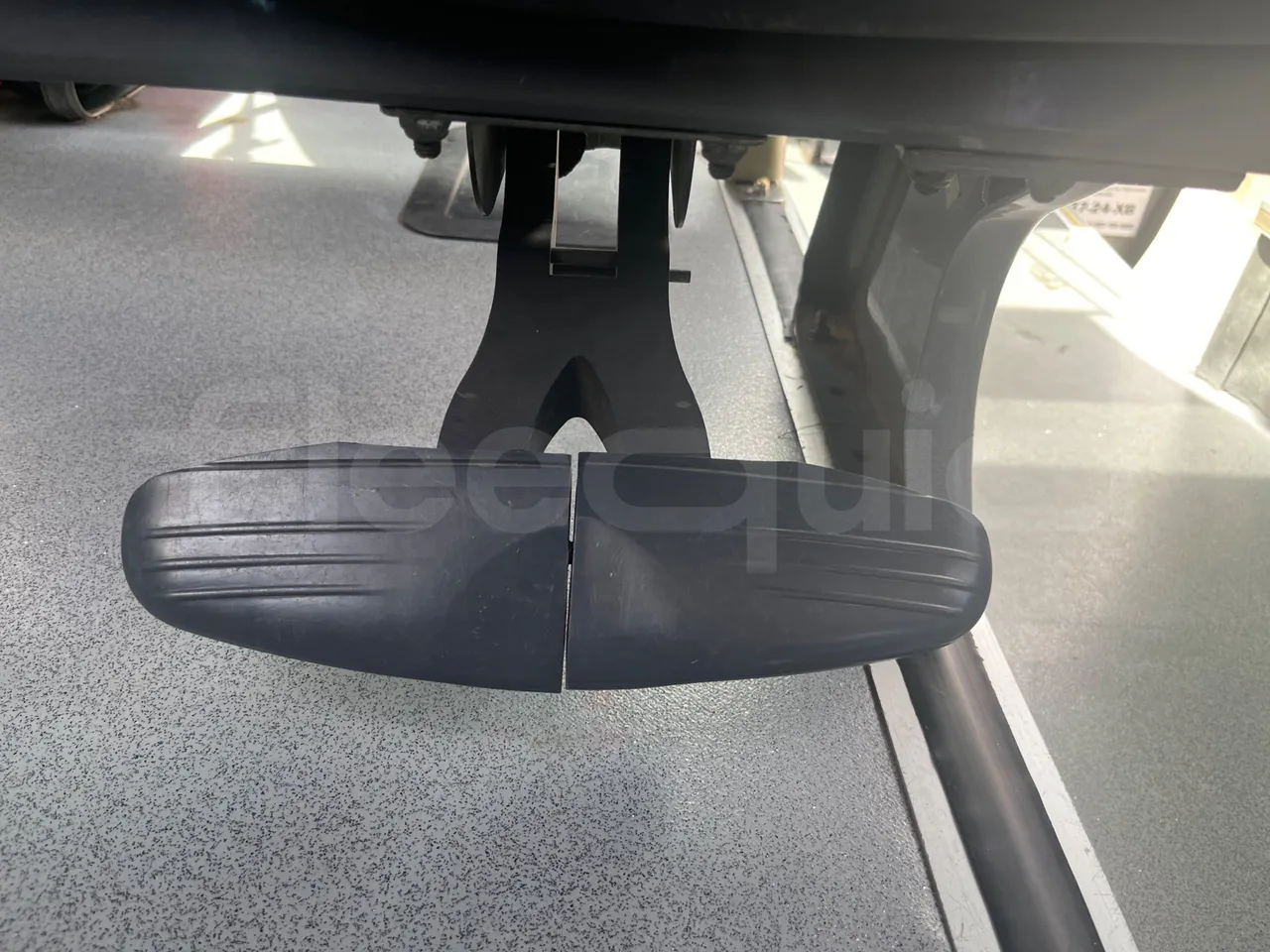 Mercedes-Benz Sprinter 416CD  - Euro3 - 115kW - 6.985mt - footrest detail photo