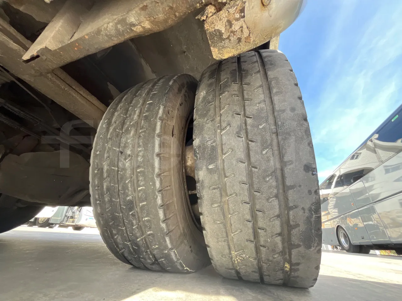 Mercedes-Benz Sprinter 416CD  - Euro3 - 115kW - 6.985mt - tread condition front tires right