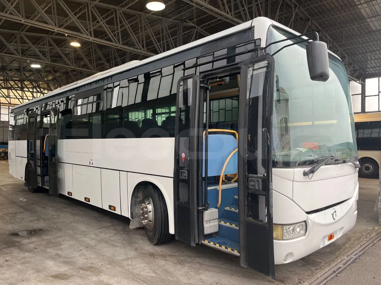 Iveco Recreo SFR160 - Euro5 - 243 kW - 12.760 mt - 3/4 right front doors open