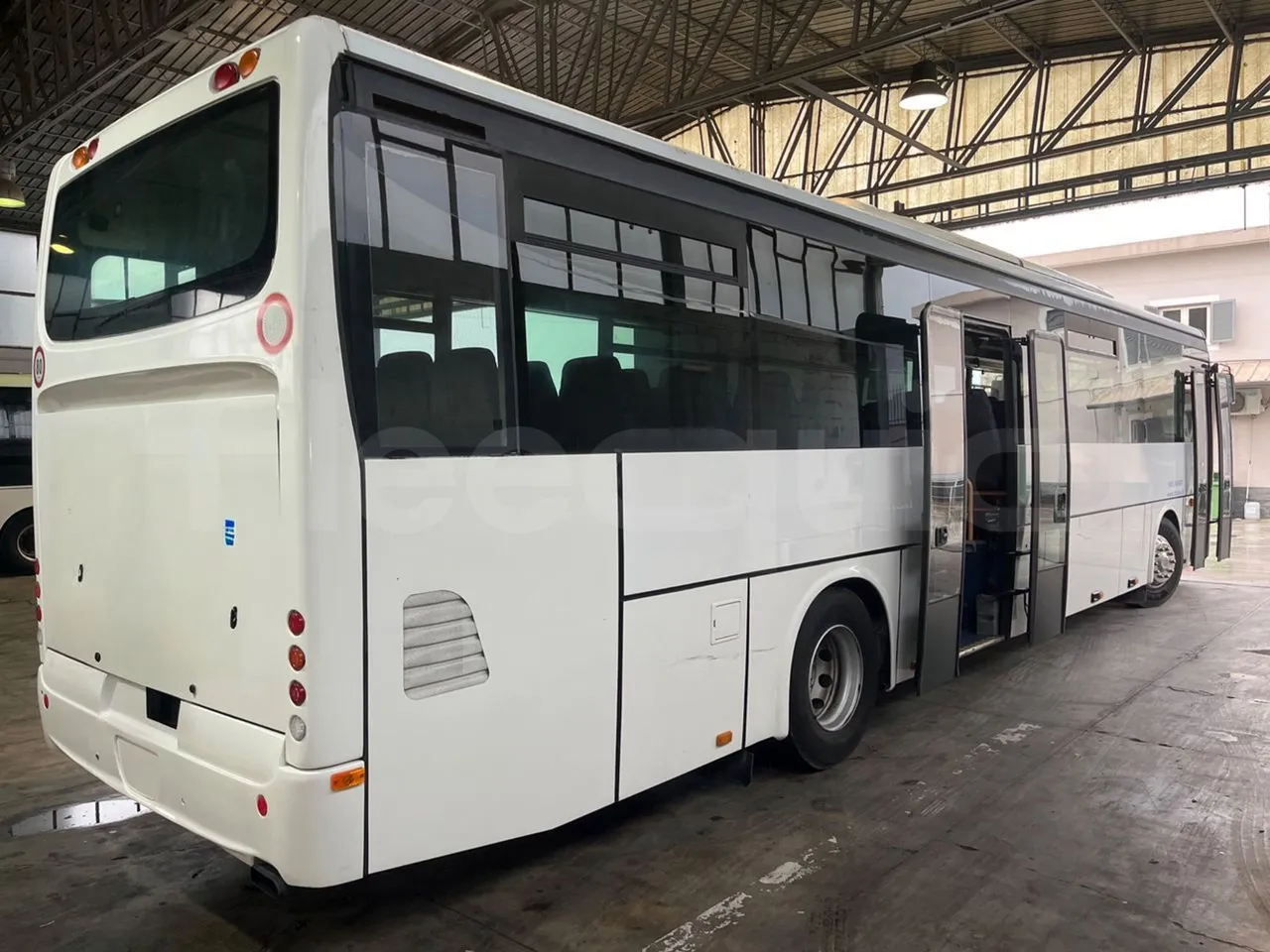 Iveco Recreo SFR160 - Euro5 - 243 kW - 12.760 mt - 3/4 right rear doors open