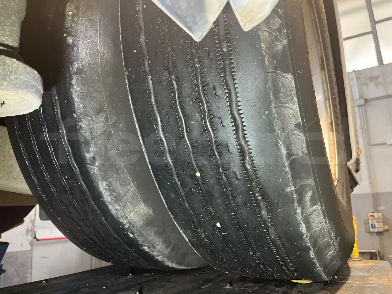 Iveco Recreo SFR160 - Euro5 - 243 kW - 12.760 mt - tread condition front tires left