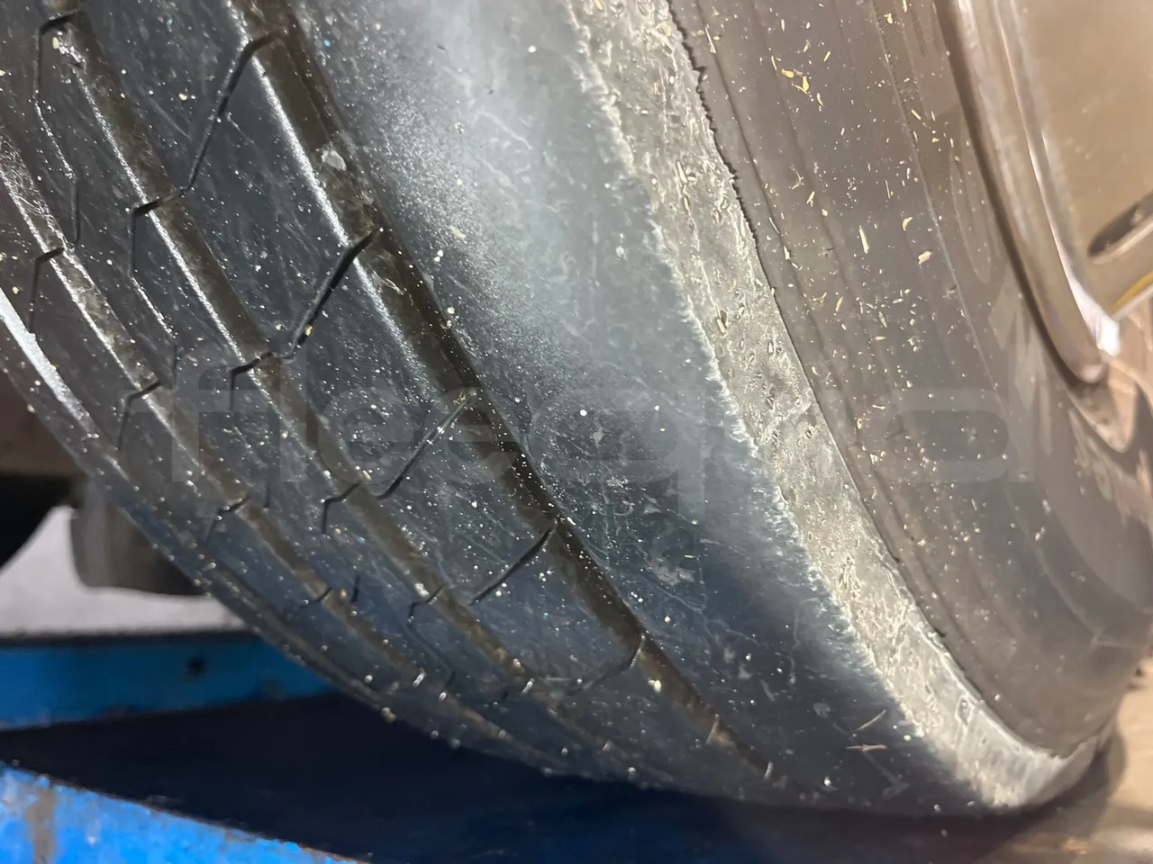 Iveco Recreo SFR160 - Euro5 - 243 kW - 12.760 mt - tread condition front tires right