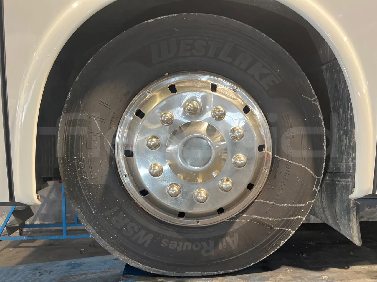 Iveco Recreo SFR160 - Euro5 - 243 kW - 12.760 mt - front left tire measurements