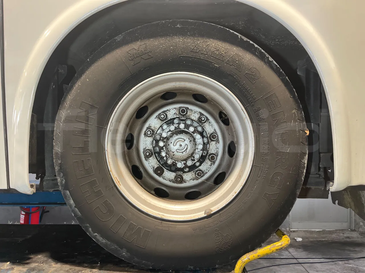 Iveco Recreo SFR160 - Euro5 - 243 kW - 12.760 mt - rear left tire photo