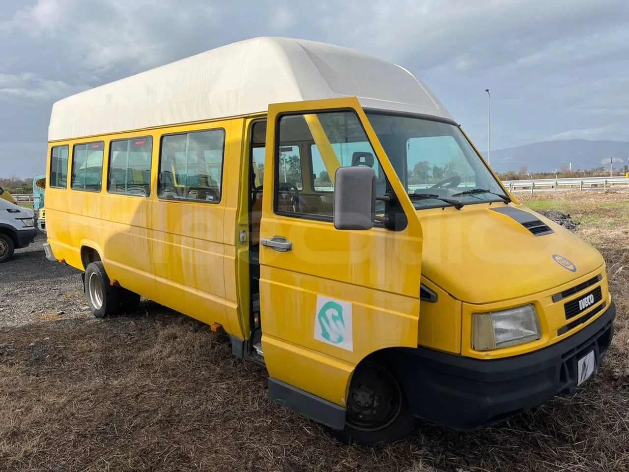 Iveco Turbo Daily A45E10 - Euro2 - 76kW - 6.860mt - 3/4 right front doors open