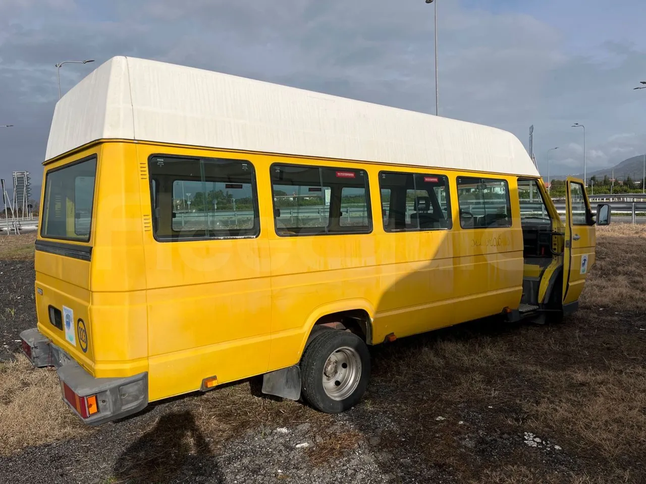 Iveco Turbo Daily A45E10 - Euro2 - 76kW - 6.860mt - 3/4 right rear doors open