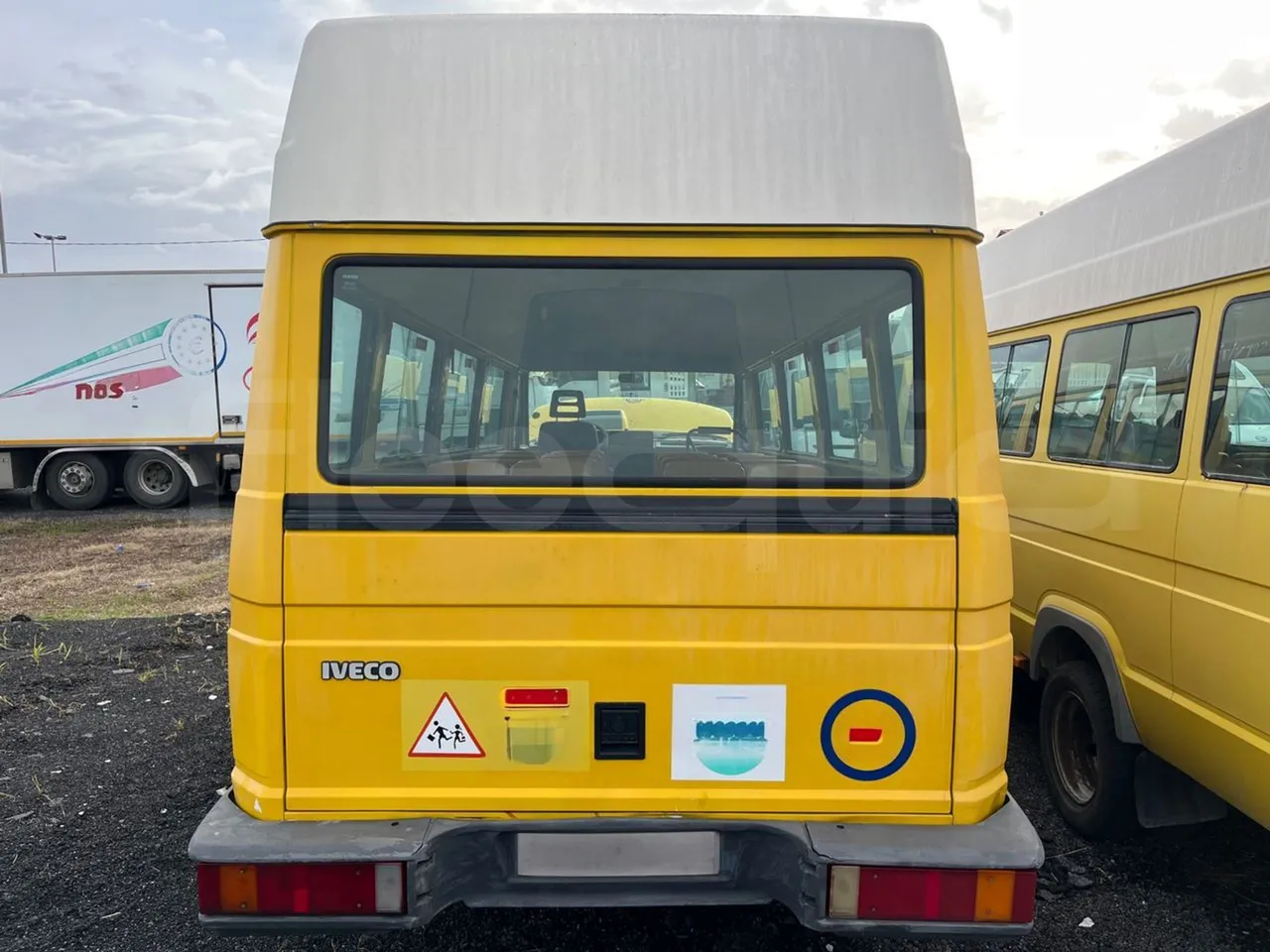 Iveco Turbo Daily A45E10 - Euro2 - 76kW - 6.860mt - rear hatch closed