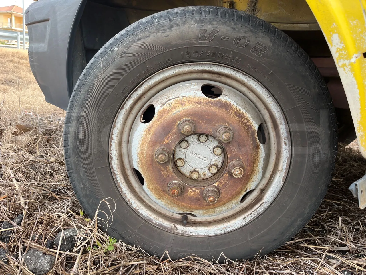 Iveco Turbo Daily A45E10 - Euro2 - 76kW - 6.860mt - front left tire measurements