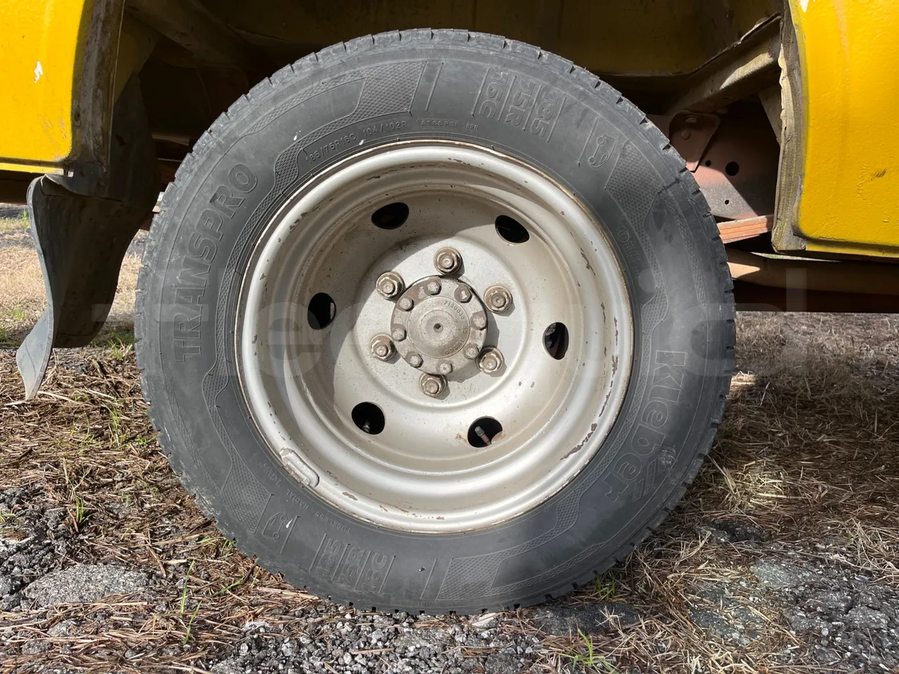 Iveco Turbo Daily A45E10 - Euro2 - 76kW - 6.860mt - rear left tire photo