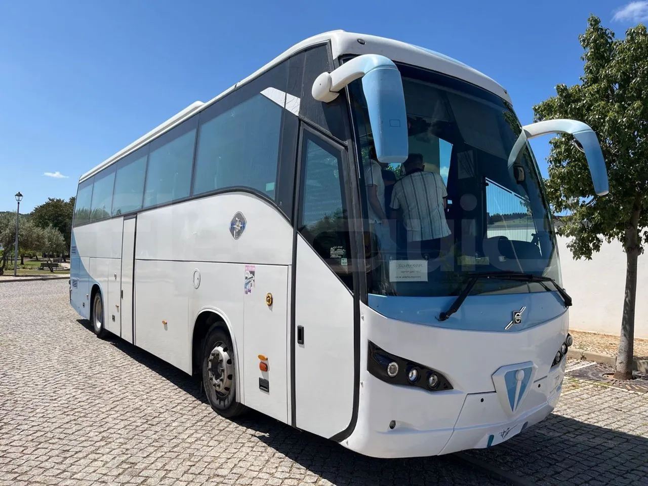 Volvo B12 B - 2008 - Euro4 - 309kW - 12.200mt - 3/4 front right doors