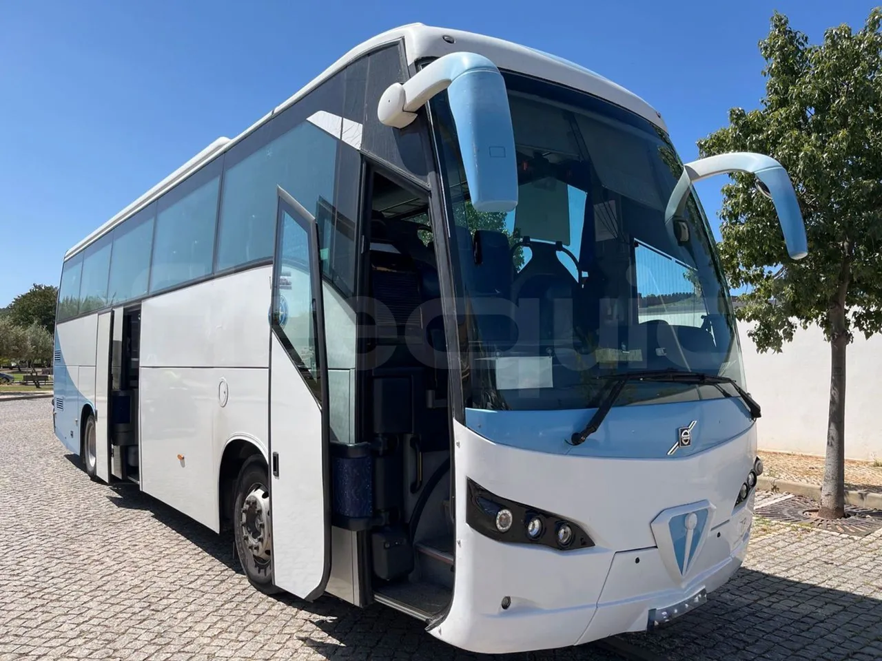 Volvo B12 B - 2008 - Euro4 - 309kW - 12.200mt - 3/4 right front doors open
