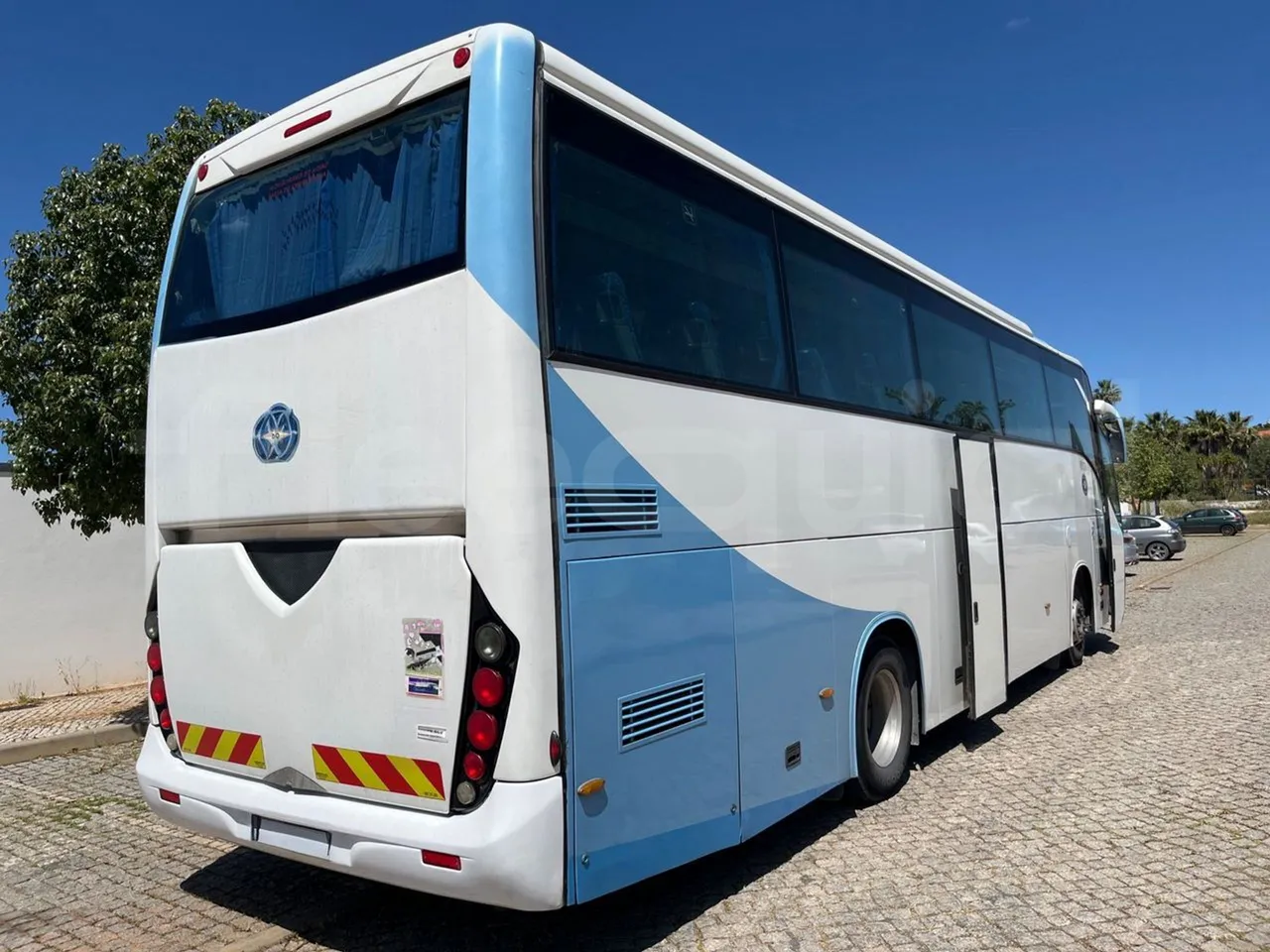 Volvo B12 B - 2008 - Euro4 - 309kW - 12.200mt - 3/4 right rear doors open