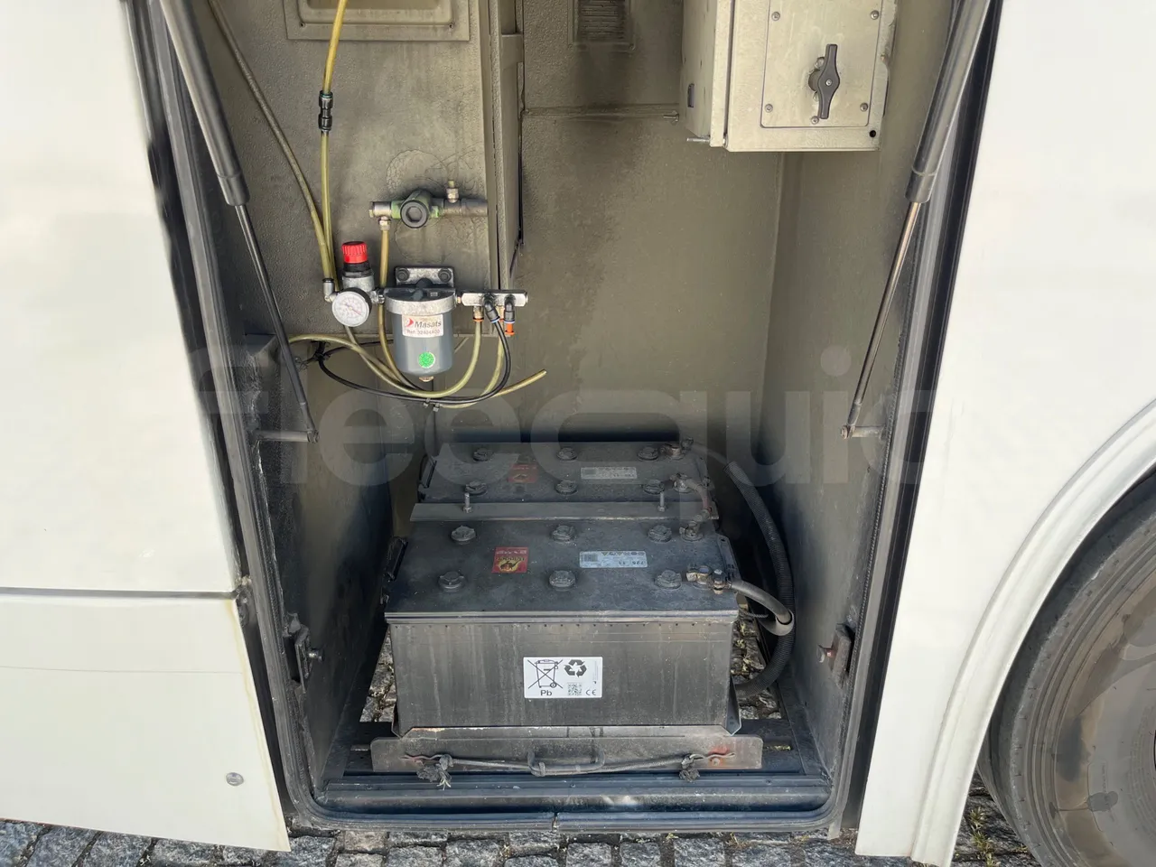 Volvo B12 B - 2008 - Euro4 - 309kW - 12.200mt - external compartments photo