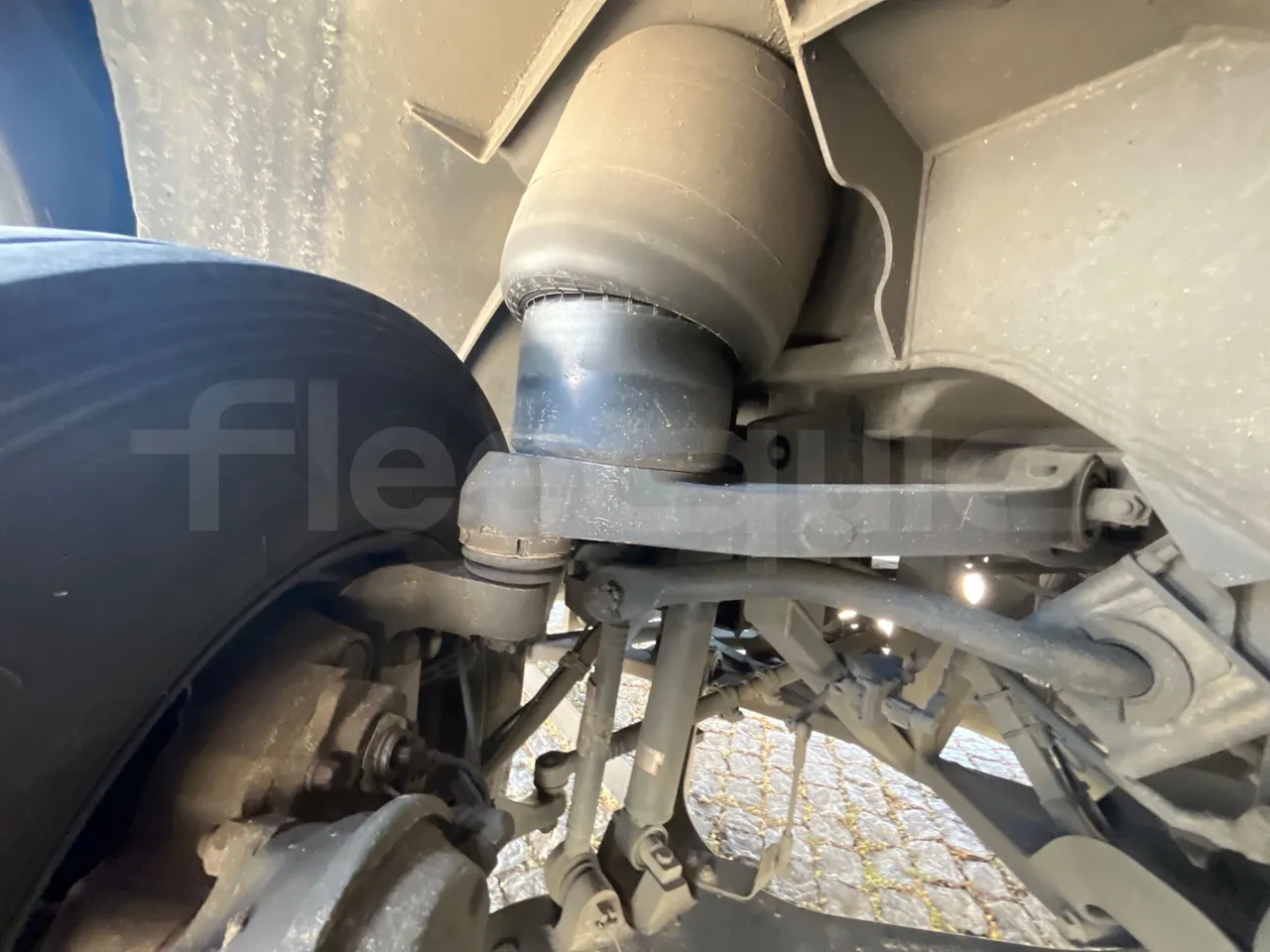 Volvo B12 B - 2008 - Euro4 - 309kW - 12.200mt - front shock absorbers left
