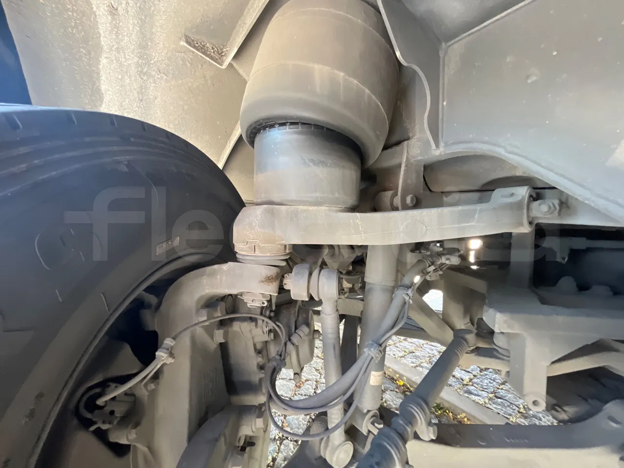 Volvo B12 B - 2008 - Euro4 - 309kW - 12.200mt - front shock absorbers right