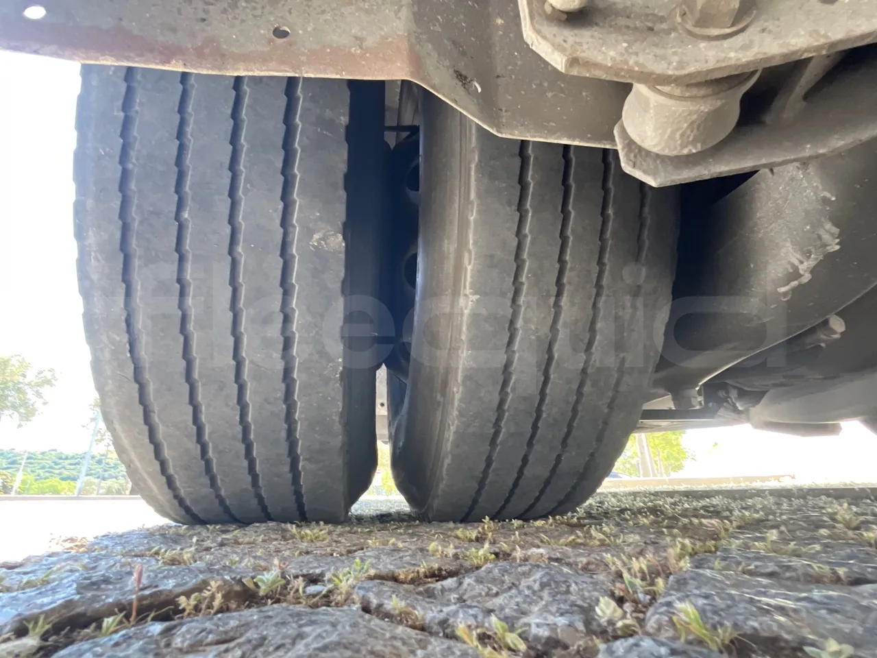 Volvo B12 B - 2008 - Euro4 - 309kW - 12.200mt - tread condition front tires left