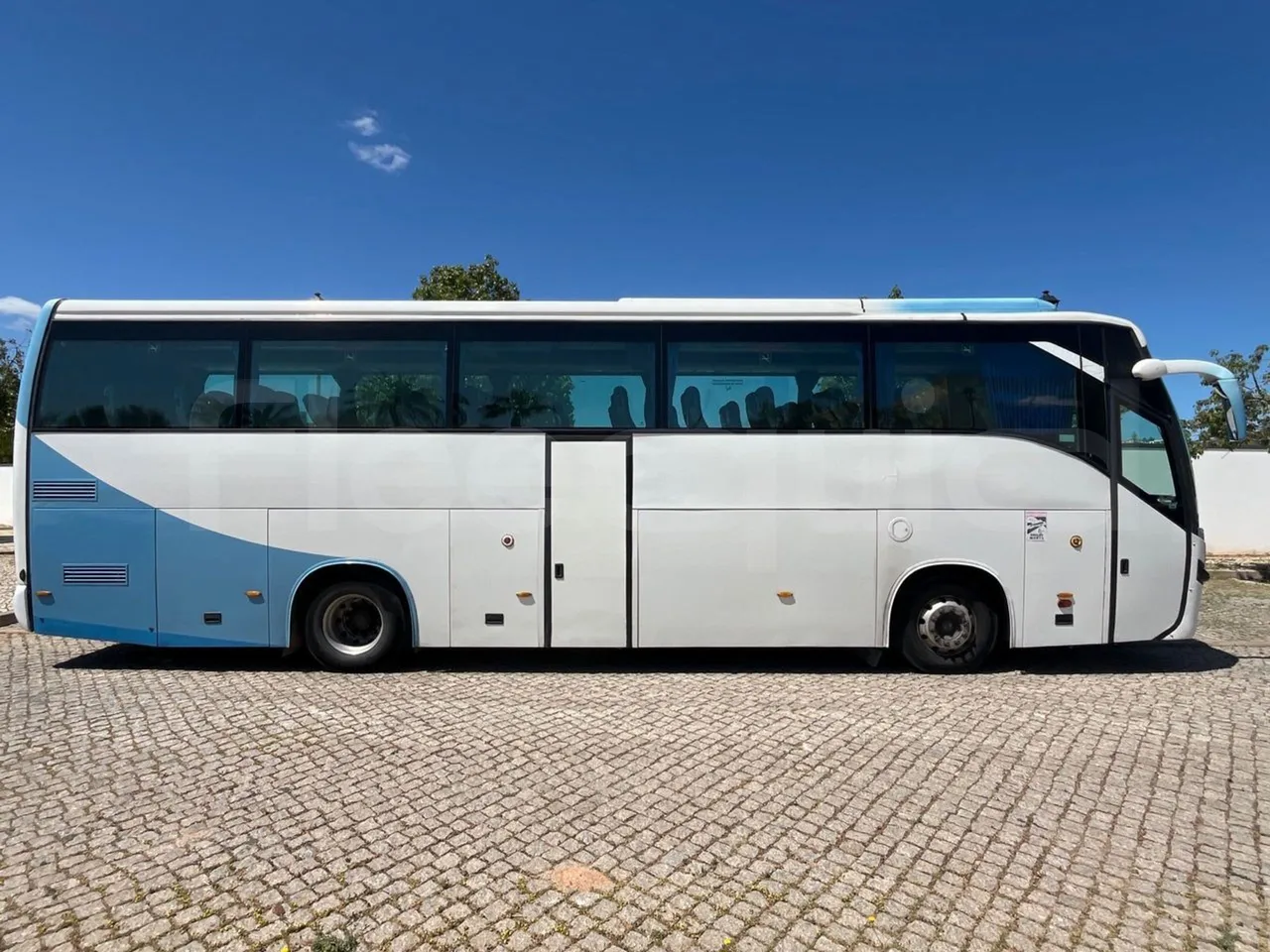 Volvo B12 B - 2008 - Euro4 - 309kW - 12.200mt - right side doors closed