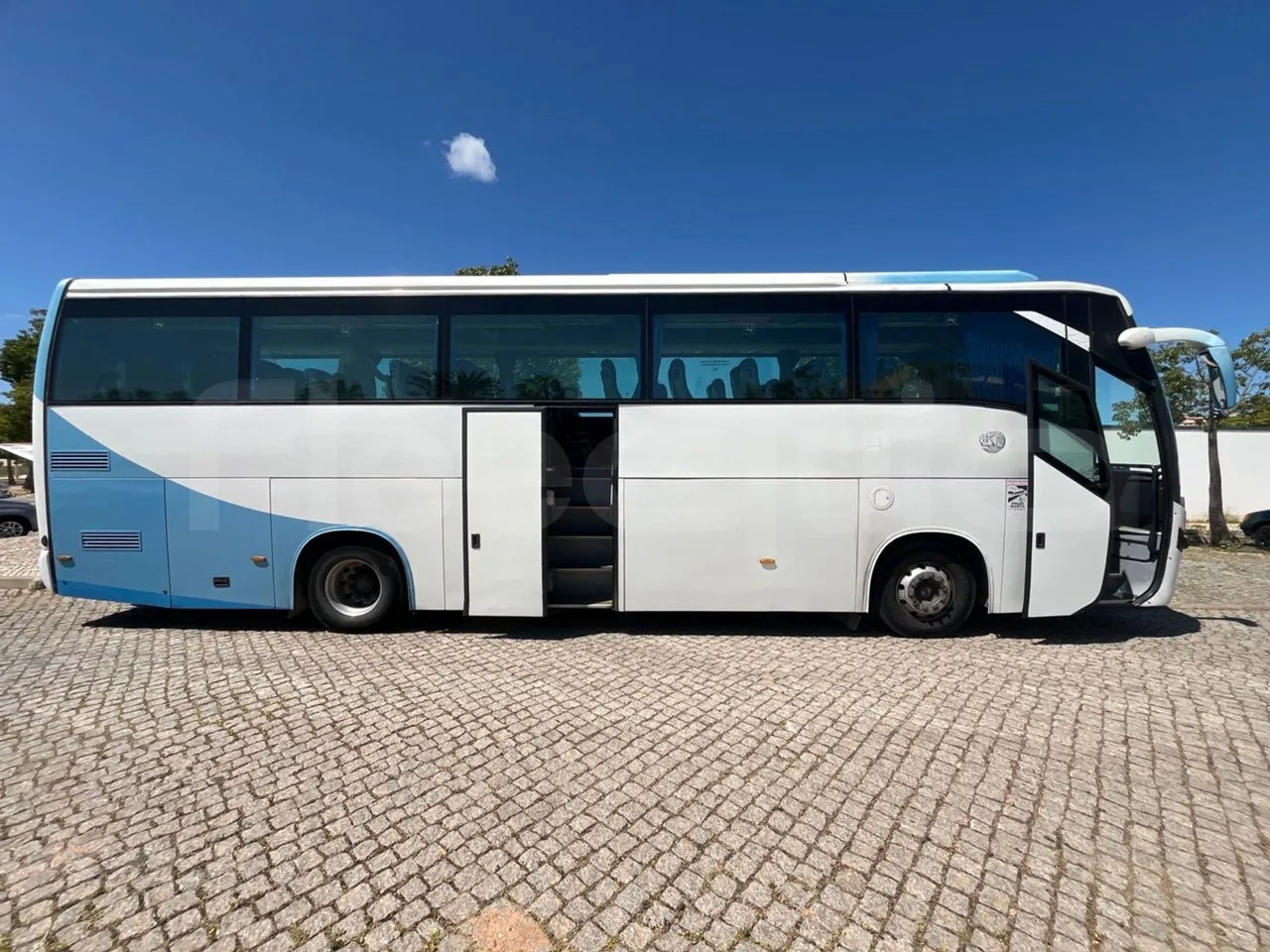 Volvo B12 B - 2008 - Euro4 - 309kW - 12.200mt - right side doors open