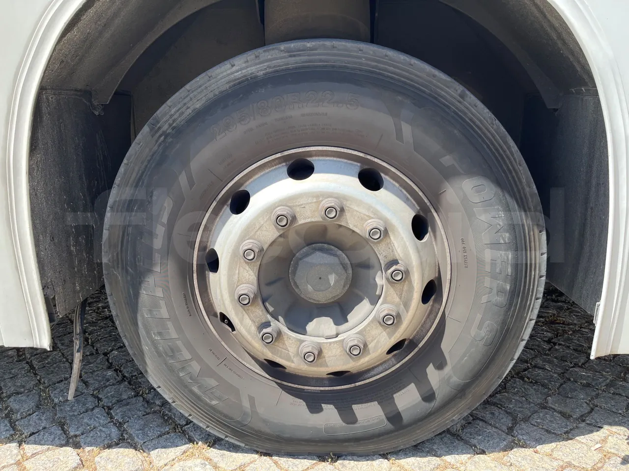 Volvo B12 B - 2008 - Euro4 - 309kW - 12.200mt - front left tire measurements