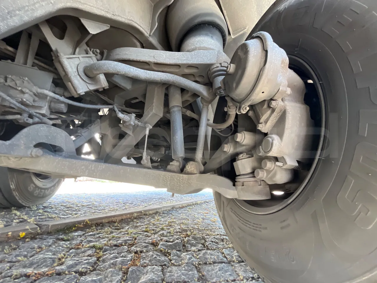 Volvo B12 B - 2008 - Euro4 - 309kW - 12.200mt - front axle right side