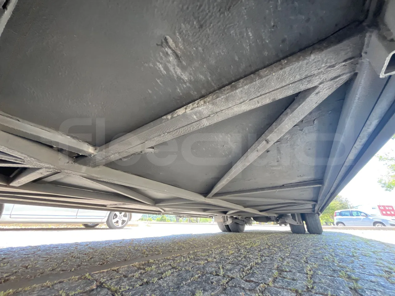 Volvo B12 B - 2008 - Euro4 - 309kW - 12.200mt - central undercarriage photo