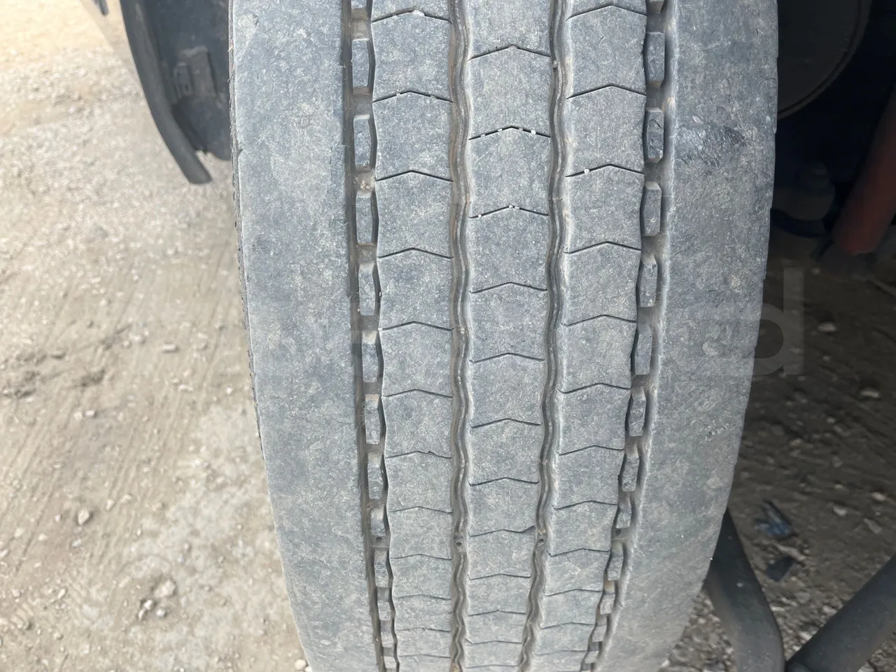 Volvo Eurostar E B12 4X2 12A/ Euro 2 - 309 Kw - 12 Mt - tread condition front tires right