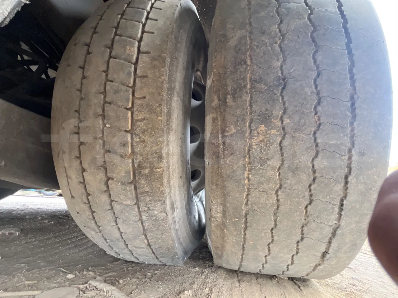 Volvo Eurostar E B12 4X2 12A/ Euro 2 - 309 Kw - 12 Mt - tread condition second axle tires right