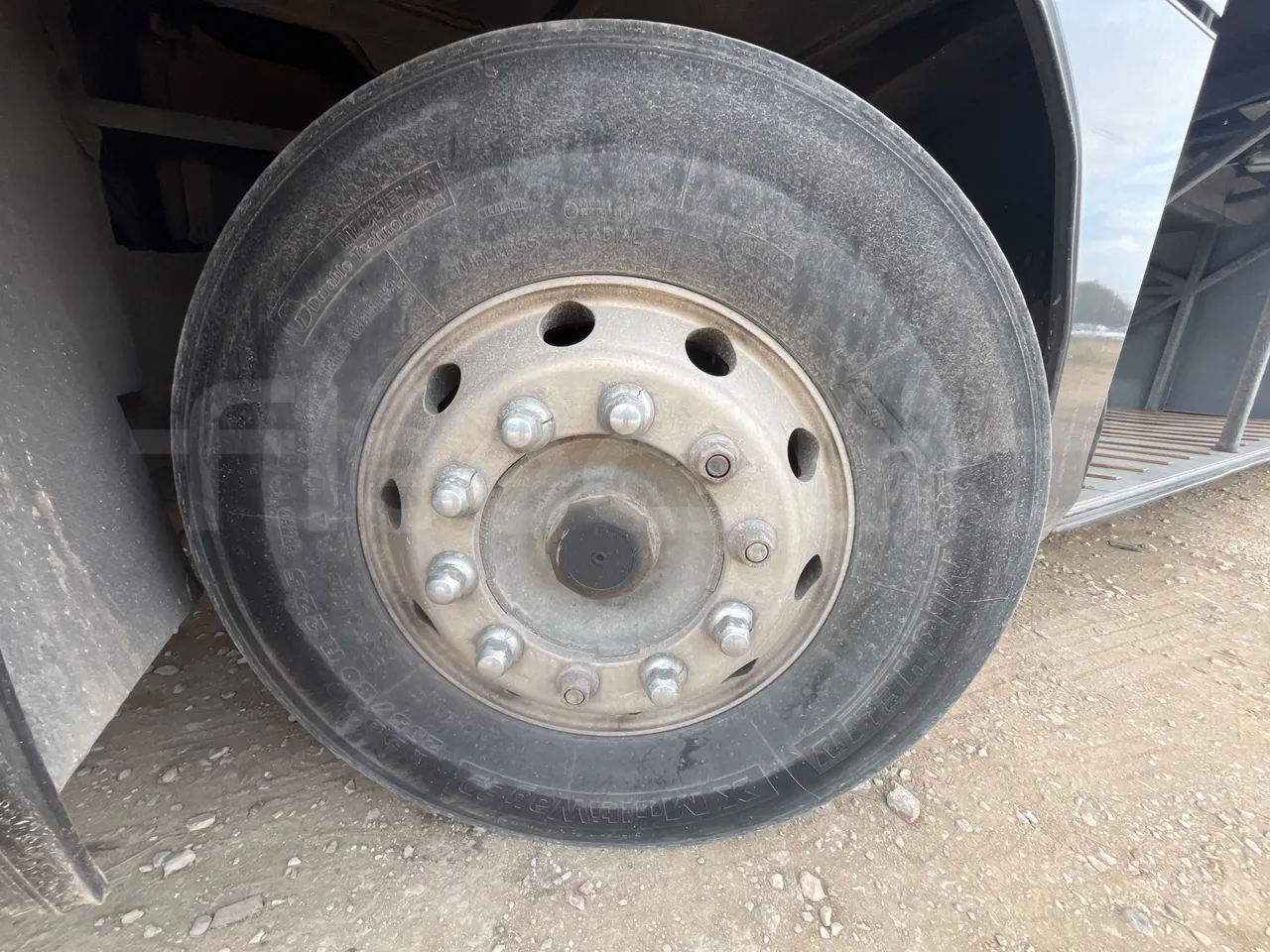Volvo Eurostar E B12 4X2 12A/ Euro 2 - 309 Kw - 12 Mt - front left tire measurements