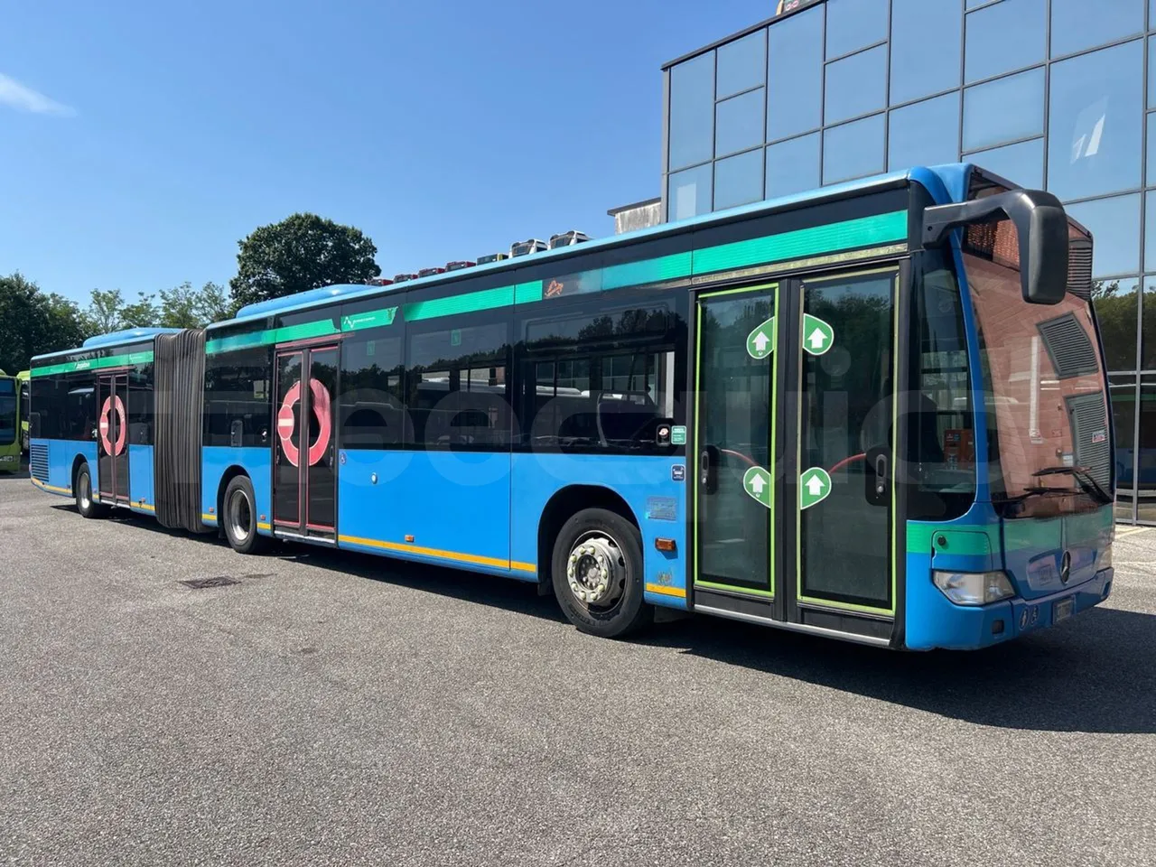 Mercedes-Benz Citaro G O530/Euro 4 - 260 Kw - 17,940 Mt - 3/4 front right doors (mandatory for bus to scrap)