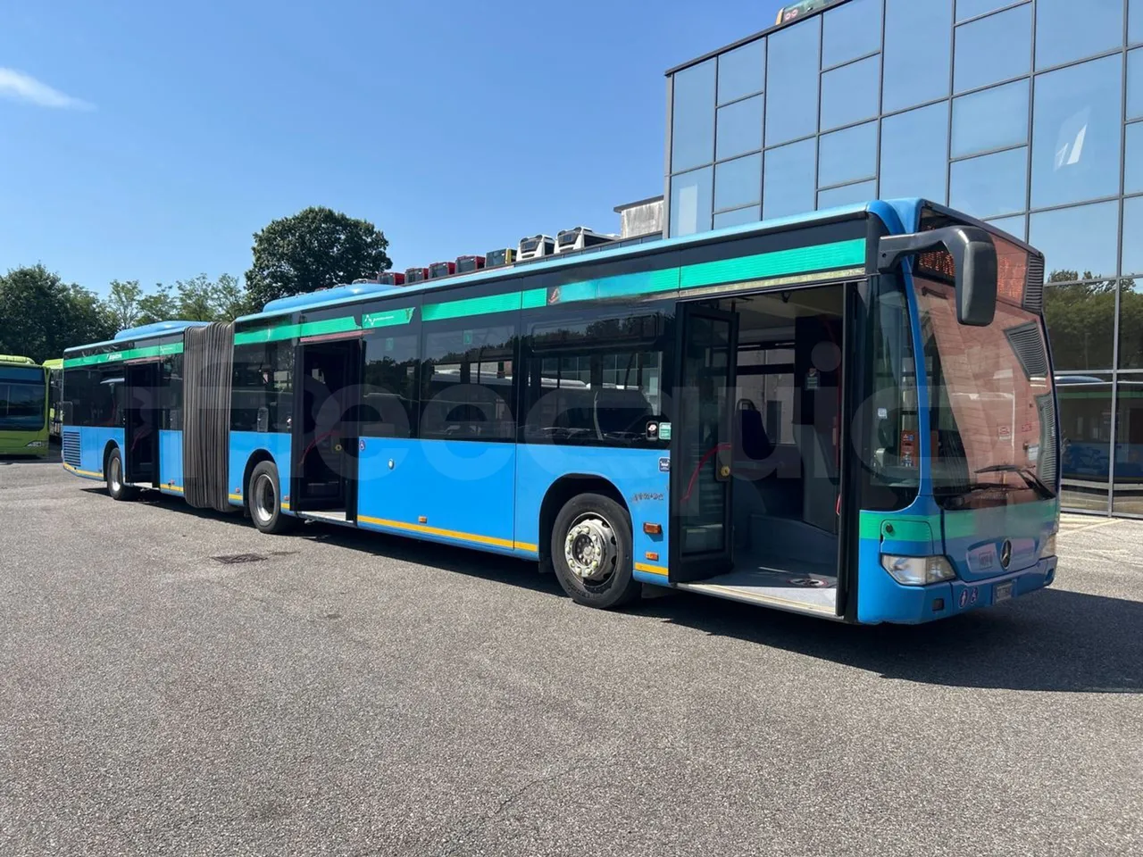 Mercedes-Benz Citaro G O530/Euro 4 - 260 Kw - 17,940 Mt - 3/4 right front doors open