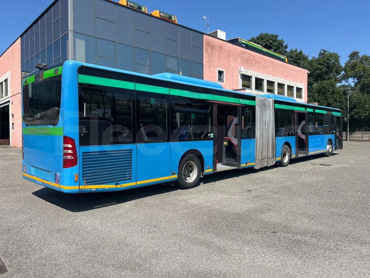 Mercedes-Benz Citaro G O530/Euro 4 - 260 Kw - 17,940 Mt - 3/4 right rear doors open
