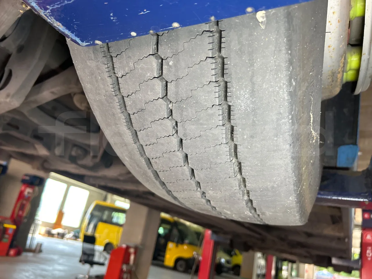 Mercedes-Benz Citaro G O530/Euro 4 - 260 Kw - 17,940 Mt - tread condition front tires left