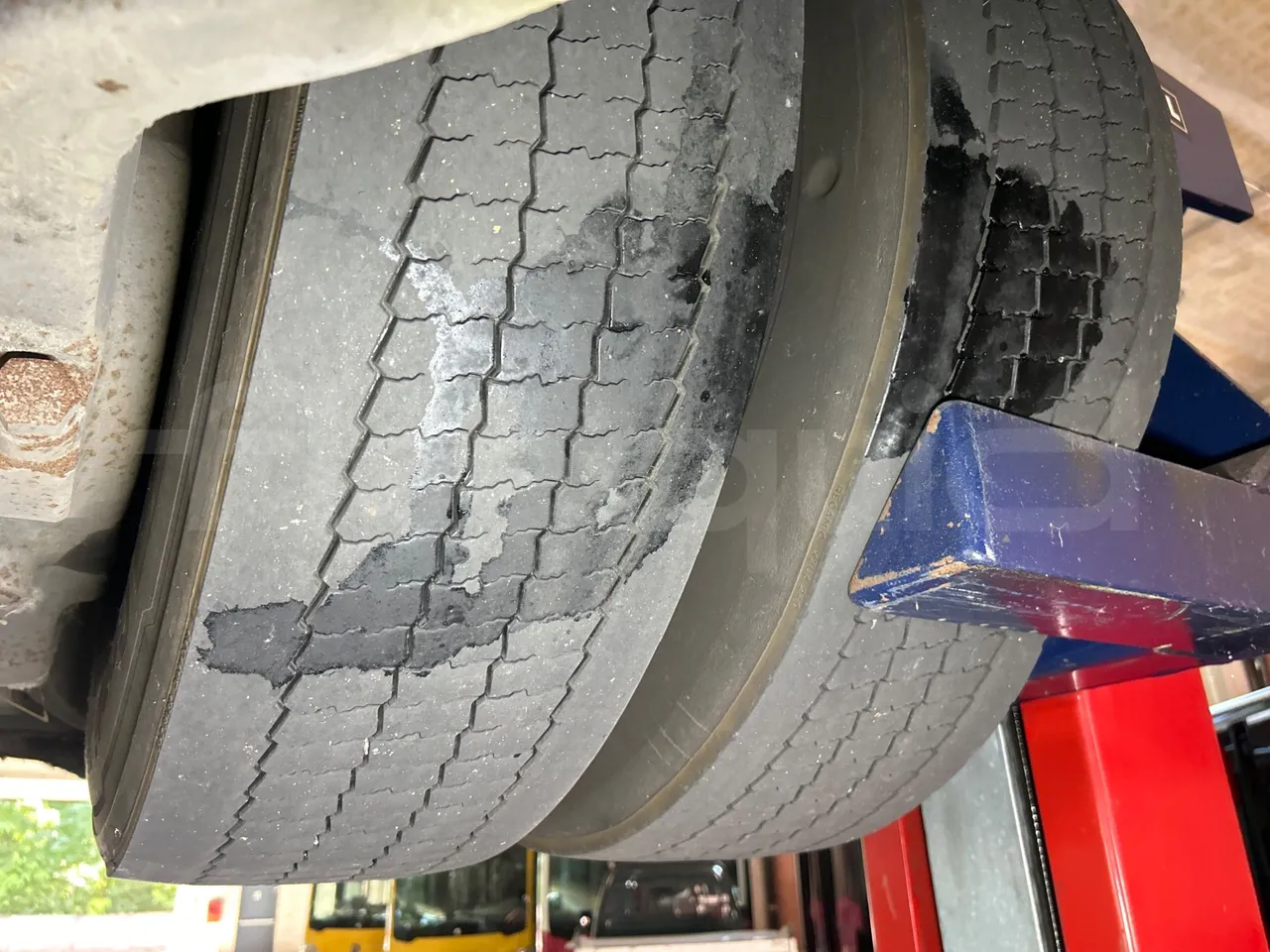 Mercedes-Benz Citaro G O530/Euro 4 - 260 Kw - 17,940 Mt - tread condition third axle tires left