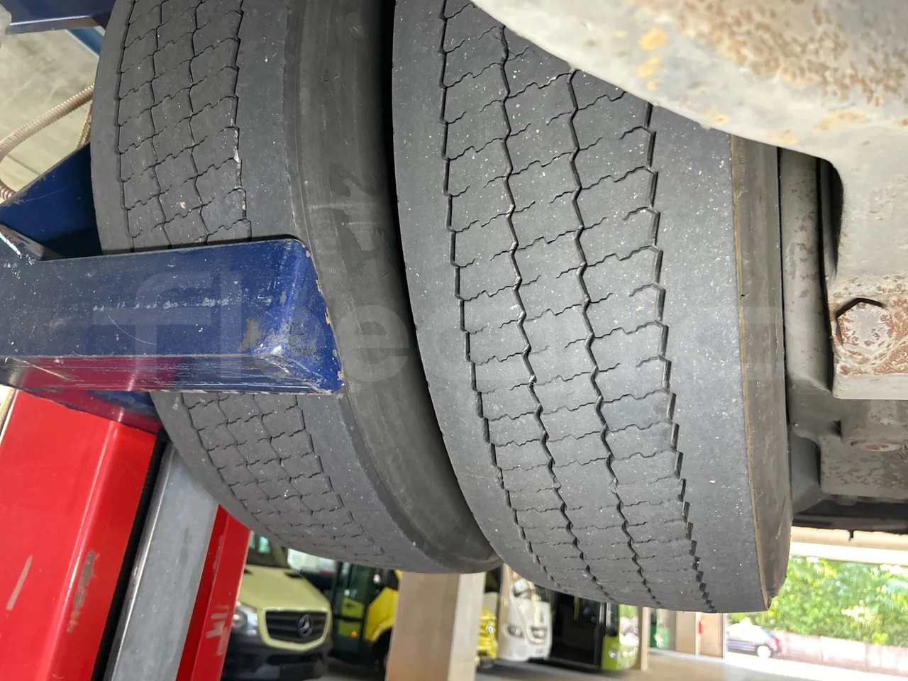 Mercedes-Benz Citaro G O530/Euro 4 - 260 Kw - 17,940 Mt - tread condition third axle tires right
