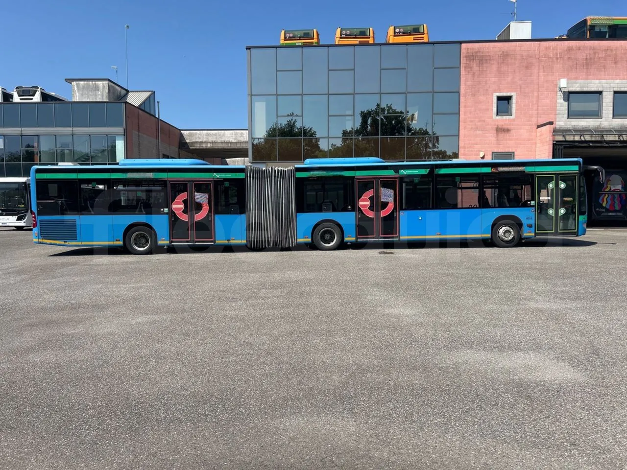 Mercedes-Benz Citaro G O530/Euro 4 - 260 Kw - 17,940 Mt - right side doors closed